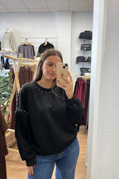 SUDADERA TACHUELAS NEGRA