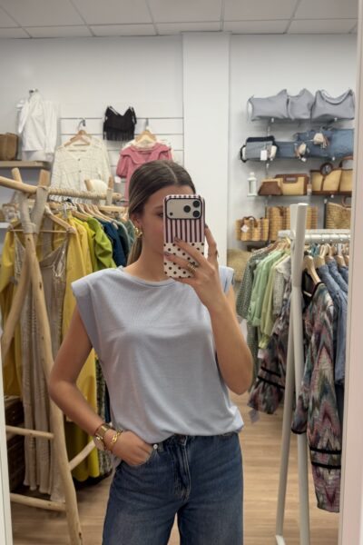 CAMISETA HOMBRERAS CELESTE