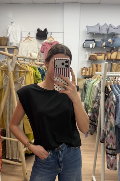 CAMISETA HOMBRERAS NEGRA